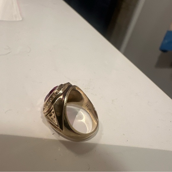 Gold ring 6.93 grams 10K size 8 - Picture 2 of 3